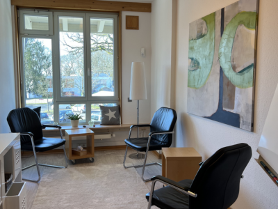Das Bild zeigt den Coachingraum von Mediation im Norden von Thomas Lorenzen, mit 3 Stühlen, 2 Beistelltischen, einem stimmungsvollen Wandbild und einem großen Fenster